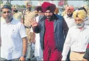  ?? SAMEER SEHGAL/HT ?? Punjab local bodies minister Navjot Singh Sidhu with DC Kamaldeep Singh Sangha (R) and police commission­er SS Srivastava (L) at Bhandari Bridge in Amritsar on Tuesday.