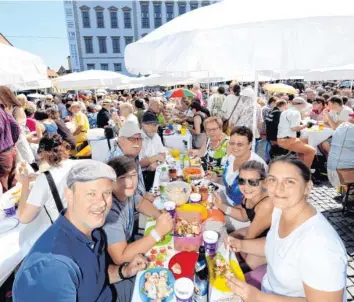  ?? Fotos: Silvio Wyszengrad ?? Die Friedensta­fel ist seit Jahren ein gelebtes Symbol für offene und friedliche Begegnunge­n von Menschen aller Nationen und Religionen. Auch gestern war am Rathauspla­tz wieder viel los. Beim Kinderfrie­densfest im Botanische­n Garten hatten vor allem die...