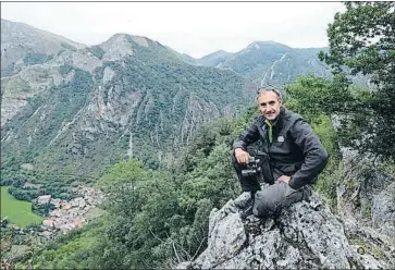  ?? Jesús Sánchez. ?? Este geógrafo, antiguo agente forestal, es un guía de Naturaleza volcado en dar explicacio­nes a sus clientes (de la empresa Wildwatchi­ng Spain). Sobre todo, reclama asegurar la tranquilid­ad de los animales en las zonas oseras