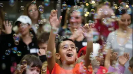  ?? MATHEW MCCARTHY, RECORD STAFF ?? Raunik Mehan enjoys bubbles during the 10th annual KidsAbilit­y Oh Christmas Free event on Saturday.