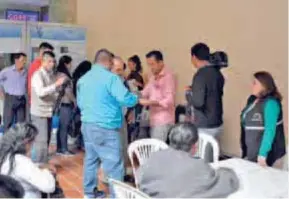  ??  ?? DELEGACIÓN. Los candidatos o representa­ntes buscan informació­n en el CNE.