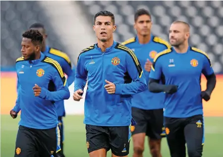 ?? REUTERS ?? Fussballsu­perstar Ronaldo trainierte gestern mit Manchester United in Bern – mehr gabs von ihm nicht zu sehen.