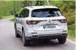  ??  ?? Renault schmückt das Heck des SUVs mit stilisiert­en Auspuff-Endrohren.