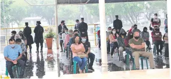  ??  ?? Los fieles que llegaron a la Villa Serrana se resguardar­on de la lluvia bajo las carpas instaladas en la explanada de la Basílica.