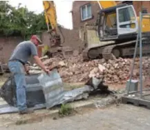  ?? FOTO JOGE ?? De werkploeg legt de laatste hand aan de opruiming van de afgebroken garages in het centrum van de stad.