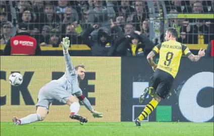  ?? FOTO: EFE ?? Paco Alcácer, anotando uno de los nueve goles que lleva con el Borussia Dortmund esta temporada