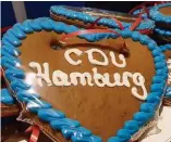  ??  ?? Bayrische Lebkuchen-Herzen von Hamburgs CDU gehörten zur Verpflegun­g in den Messehalle­n.