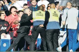  ?? DYLAN MARTINEZ / REUTERS ?? Dos stewards s’interposen entre Mourinho i Marco Ianni, d’esquena