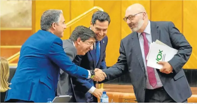 ?? JULIO MUÑOZ / EFE ?? Elías Bendodo saluda al portavoz de Vox, Alejandro Hernández, en presencia de Juan Marín y Juanma Moreno.