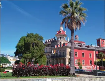  ??  ?? Ribadeo est une étape plaisante mais sans attrait touristiqu­e particulie­r, si ce n’est la tour de los Morenos de 1905.