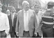  ?? Foto: Agencia Reforma ?? El líder del sindicato petrolero, Carlos Romero Deschamps, hizo la entrega durante una celebració­n. /