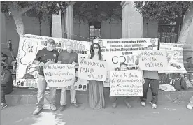  ??  ?? Durante la protesta de capitalino­s frente a la Secretaría de Medio Ambiente, en demanda de la renuncia de Tanya Müller ■ Foto Alfredo Domínguez