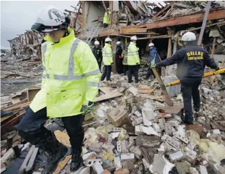  ?? LM OTERO/THE ASSOCIATED PRESS ?? Firefighte­rs conduct a search-and-rescue mission in what is left of an apartment building destroyed by Wednesday’s massive explosion at a fertilizer plant in West, Texas.