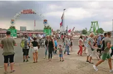  ??  ?? Noch vor dem Unwetter wurden die Kirmesbesu­cher per Durchsage gebeten, den Festplatz zu verlassen. Kurz darauf gewitterte es.