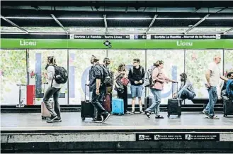  ?? Xavier Cervera ?? Turistes a la parada de metro del Liceu, on es promociona el Gran Teatre