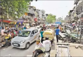  ?? SANCHIT KHANNA/HT PHOTO ?? Except for the remains of a few permanent structures demolished by enforcemen­t teams, street vendors and handcarts were back on the roads on Thursday.