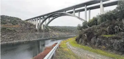  ?? LORENZO CORDERO ?? La nueva captación de agua se hará en las inmediacio­nes del puente de la A-66 sobre el río Almonte.