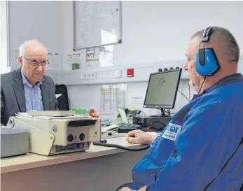  ?? FOTO: STEFAN FUCHS ?? Gerhard Aicher (links) beobachtet beim Hörtest die Reaktion seines Patienten genau.