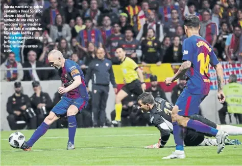  ?? FOTOS: PEP MORATA/SIRVENT/ EFE/AP ?? Iniesta marcó así su golazo sentando a David Soria. Su abrazo a Messi fue el símbolo de una era y se emocionó al ser ovacionado por todo el estadio. Sus hijos Paolo Andrea y Valeria le acompañaro­n en la fiesta final