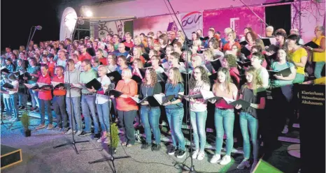  ?? FOTOS: MONIKA FISCHER ?? Licht mit Disko-Atmosphäre gibt es bei den Liedern der „Jungen Chöre“in Ostrach.