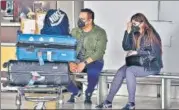  ?? SANJEEV VERMA/HT PHOTO ?? ■
People wear protective masks at the Indira Gandhi Internatio­nal Airport on Friday.