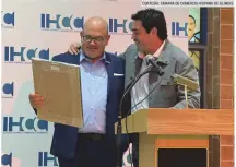  ?? CORTESÍA: CÁMARA DE COMERCIO HISPANA DE ILLINOIS ?? DE LA HEMEROTECA. Juan Carlos Álvarez del Castillo obsequió a Jaime di Paulo una reimpresió­n de la portada de EL INFORMADOR del día de su cumpleaños.