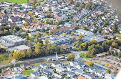  ?? FOTO: HEINZ MAUCH ?? Dort, wo jetzt noch das Altgebäude des Hans-Multscher-Gymnasiums (helles Gebäude in der Mitte) steht, könnte nach der Bauphase ein gemeinsame­r Innenhof für das Schulzentr­um entstehen.