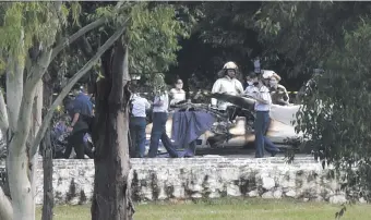  ??  ?? Militares de la FAP, bomberos y otros trabajaban para rescatar los cuerpos de los fallecidos.