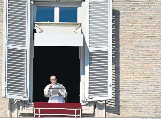  ?? RICCARDO ANTIMIANI / EFE ?? El Papa ofrece un discurso desde una ventana.
