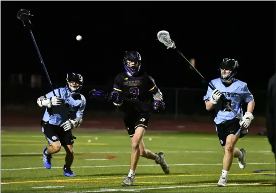  ?? ALISSA NOE — BOCOPREPS.COM ?? Boulder attacker Luke Nathan center looks for a pass from behind the cage during the Panthers’ game at Mountain Range on Wednesday.