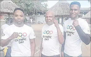  ?? ?? Boxers Zweli Dlamini (L) and Thabiso Dlamini (R) with Coach Chicks Lukhele.