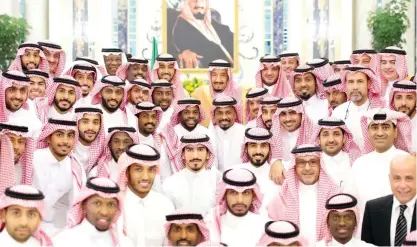  ??  ?? King Salman poses with players of the Saudi Football First Team at Al-Salam Palace in Jeddah on Wednesday. He also met with former Turkish President Abdullah Gul and discussed issues of mutual interest. (SPA)