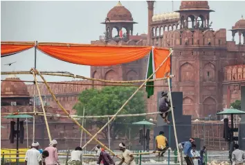  ?? — PTI ?? Workers make arrangemen­ts at Red Fort for the Independen­ce Day celebratio­ns in New Delhi on Monday.