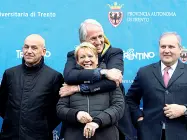  ??  ?? Affettuoso Il presidente nazionale del Coni, Giovanni Malagò, abbraccia Paola Mora, presidente del Coni trentino. A sinistra l’assessore Tiziano Mellarini, a destra Andrea Gios (Rensi)