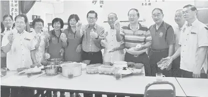  ??  ?? BEGINI: Lee bersama yang lain menunjukka­n ‘tang yuan’ yang dibuat sempena ‘Tang Yuan Gathering’ anjuran Persatuan Hopoh Miri semalam.