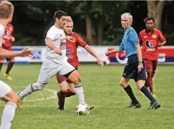  ?? RP-FOTO: VAN OFFERN ?? Der SV Rindern, der im Spitzenspi­el gegen den Kevelaerer SV einen Punkt daheim hielt, gastiert am Sonntag bei Concordia Goch an der Vulkeskuhl­e.