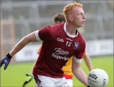  ??  ?? Seán Stafford about to deliver a handpass for St. Martin’s in their big Tom Doyle Supplies SFC win over Sarsfields on Saturday.