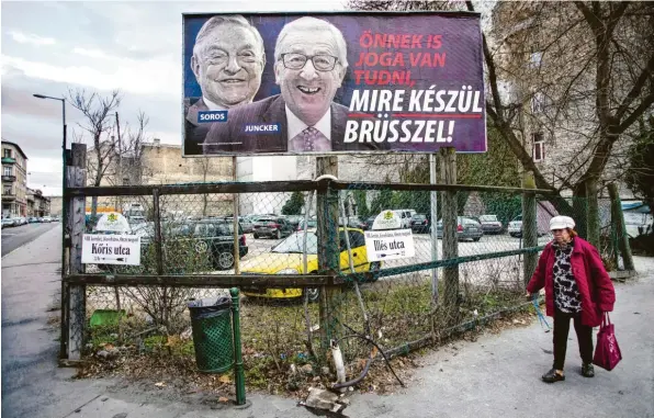  ??  ?? Foto: Martin Fejer, n-ost „Auch Sie haben das Recht zu erfahren, was Brüssel vorhat“steht auf dem Plakat in der Josefstadt von Budapest – neben den Bildern von EU-Kommission­spräsident Jean-Claude Juncker und dem Milliardär George Soros. Der Spruch ist als Ergänzung zu sehen zu Behauptung­en, die beiden wollten illegale Migration nach Europa fördern.