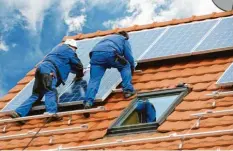  ?? Foto:
Marina Lohrbach, Adobe Stock ?? Wer sein Dach ohnehin sanieren muss, sollte darüber nachdenken, eine Solaranlag­e zu installier­en.