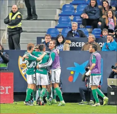  ??  ?? VICTORIA. El Betis 2016-17 logró el triunfo en La Rosaleda.