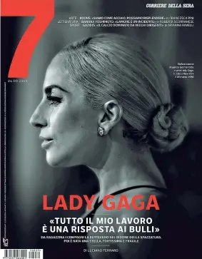  ?? ?? IN COPERTINA Lady Gaga, 35 anni, sulla cover di 7. In alto, una serie di sue celebri trasformaz­ioni