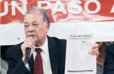  ??  ?? Alberto Anaya dio a conocer que recurrirán ante la CNDH y la CIDH al estimar que se están violentand­o los derechos de los niños de los Cedis a la educación.