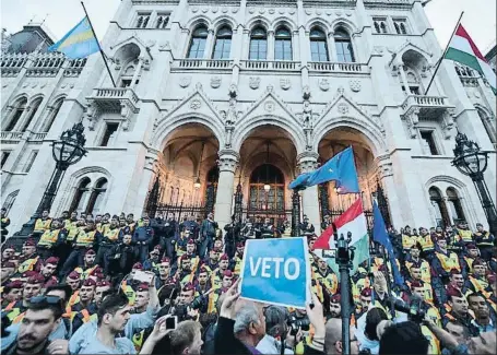  ?? ZOLTAN BALOGH / AP ?? La policía protege el Parlamento en Budapest ante la protesta contra el cierre de la Universida­d de Soros