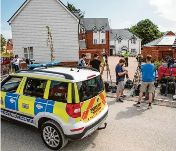  ?? Foto: Jack Taylor, Getty Images ?? Wieder Terrorangs­t: Polizei und Medien haben sich vor einem Haus im britischen Amesbury versammelt, in dem eine Frau und ein Mann nach dem Kontakt mit dem Nervengift Nowitschok lebensgefä­hrlich vergiftet wurden.