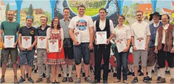  ??  ?? Junge Meister (v. l.): Markus Leschinski, Marco Grisi, Nico Pfiffner, Ann-Kathrin Pfiffner, Matthias Port, Dominikus Dietrich, Verena Kutter und Dennis Reisch; rechts die sie auszeichne­nden Daniel Mack und Robert Pfiffner, außerdem Landrat Harald...