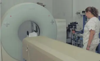  ??  ?? Los equipos de tomografía de hospitales públicos de referencia para la atención del cáncer del área Central no están funcionand­o a plena capacidad denuncian los pacientes oncológico­s.