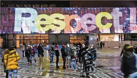  ?? FOTO: DPA ?? In Köln gab es an Silvester diesmal eine Lichtinsta­llation des Künstlers Ingo Dietzel. Der Platz am Dom wurde illuminier­t.