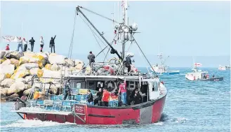  ?? TINA COMEAU ?? Sipekne’katik First Nation boats leave the Saulniervi­lle wharf on Sept. 17, 2020 – the day Sipekne’katik issued moderate livelihood licences to band members as part of their self-regulated fishery.