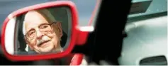  ??  ?? Ein älterer Mann blickt in den Außenspieg­el seines Autos. SYMBOLFOTO: ROLF VENNENBERN­D / DPA