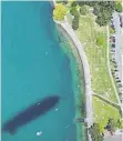  ?? FOTO: PENTZEK ?? In Meersburg zeigen im Sommer weiße Linien, wo der Abstand zu anderen auf der Liegeweise eingehalte­n werden muss.